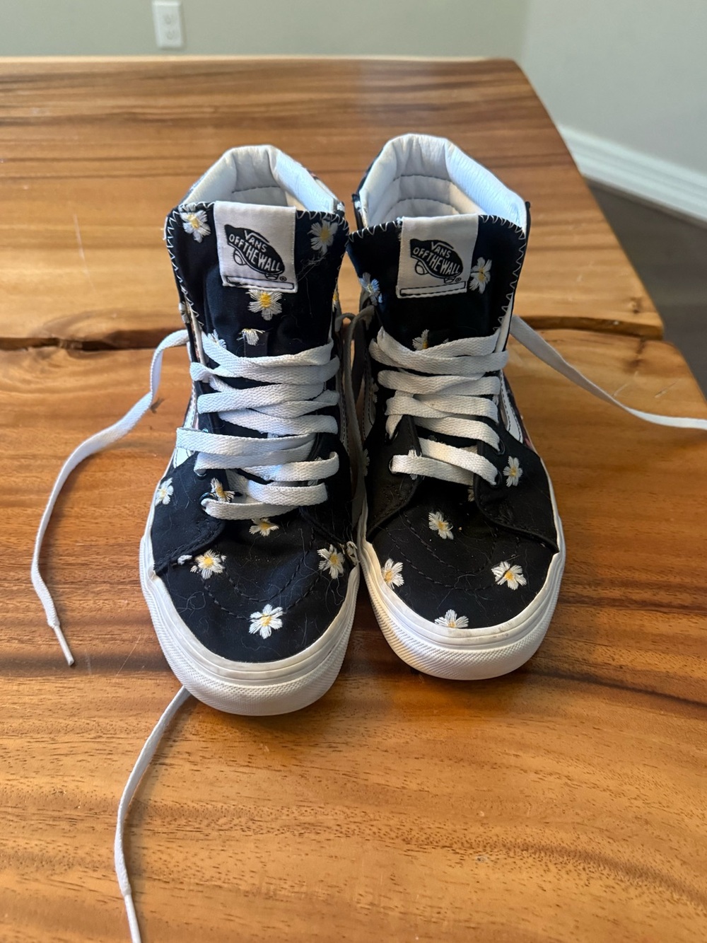 Vans High-Top Sneakers in Black with Daisy Print Like New Women’s 7.5